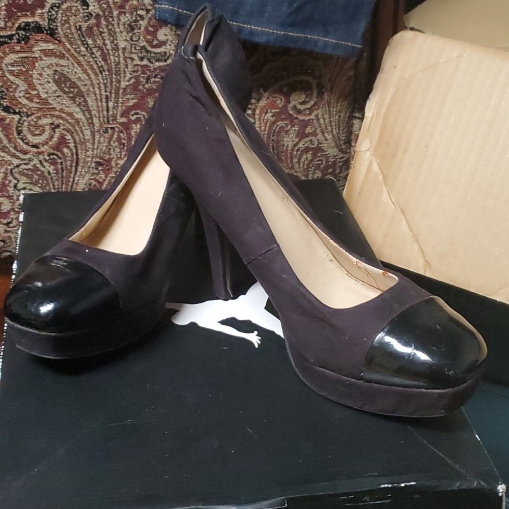 Guess Pumps